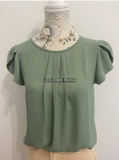   Rövid, puffos ujjú blúz, laza eséssel. Kerekített nyak kivágással.