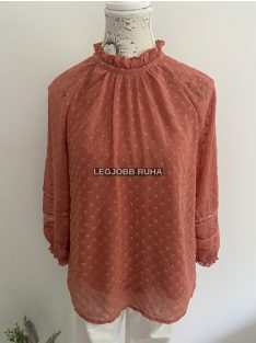   Hosszú ujjú, ráncolt, garbós nyakú blúz, anyagában mintázott fazonban.