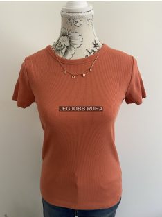   Rövid ujjú póló, anyagában bordázott, kerekített nyakkal. 