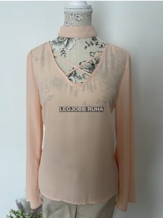   Hosszú ujjú blúz, harang szabású ujjal. V-kivágásban keresztezett anyaggal, lezser fazonban.