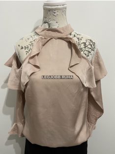   Hosszú ujjú, ejtett fodros vállú blúz, elegáns vonalvezetéssel.
