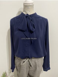   Hosszú ujjú, gombos fazonú elegáns blúz, nyakánál megkölthető anyaggal.