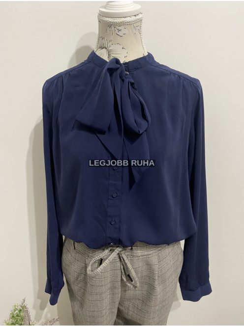 Hosszú ujjú, gombos fazonú elegáns blúz, nyakánál megkölthető anyaggal.