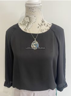   3/4-es ujjú, lezser fazonú átlátszó blúz, hátul hosszabb fazonban.