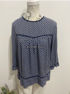   3/4-es ujjú, anyagában mintás, lezser fazonú blúz, csipkével kombinálva.