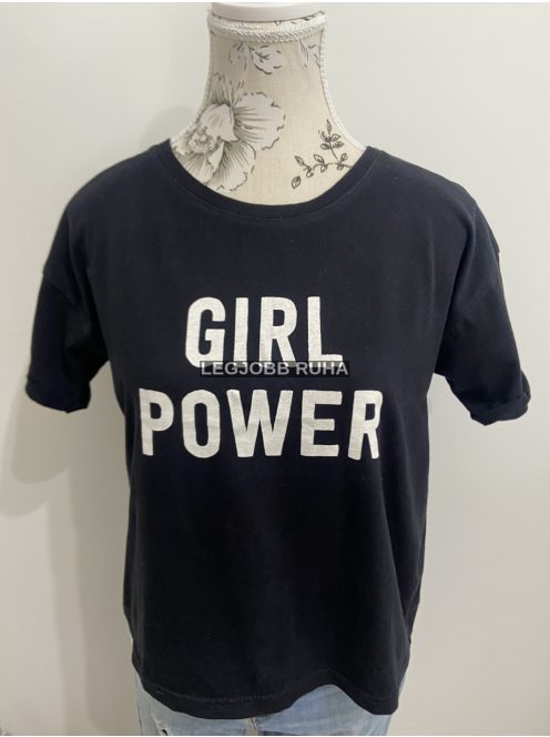 Rövid ujjú és fazonú póló, kerekített nyakkivágással. "Girl Power" felirattal.