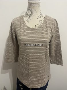   3/4-es ujjú, anyagában mintás testkövető fazonú póló, kerekített nyakkal.