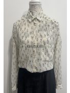 Hosszú ujjú elegáns szabású, ingblúz, anyagában absztrakt mintázattal, a mellénél zsebekkel.