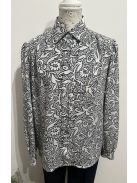 Anyagában virágos mintájú, hosszú ujjú ingblúz, elegáns válltöméssel.
