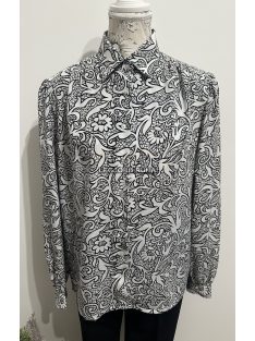   Anyagában virágos mintájú, hosszú ujjú ingblúz, elegáns válltöméssel.