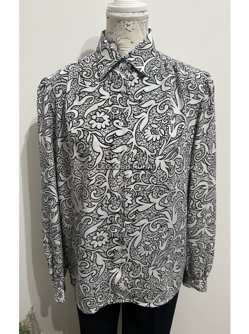Anyagában virágos mintájú, hosszú ujjú ingblúz, elegáns válltöméssel.