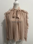 Boho stílusú fodros blúz, mely áttetsző anyagból készült. A blúzt függőleges pliszírozás, a vállakon és ujjak mentén végigfutó fodrok jellemzik. Nyakrésznél megkötős masni jellemzi.