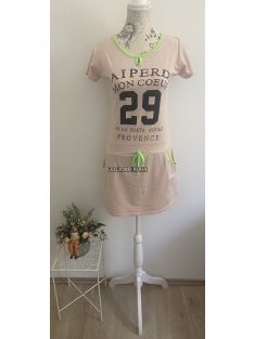   Rövid ujjú, sportos fazonú miniruha, felirattal, derékban megkötő övvel, zsebes fazonban. 