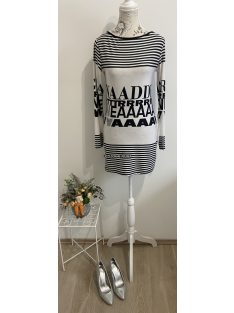   Hosszú ujjú, csónak nyakú mini ruha, anyagában csíkozott, betűkkel és kövekkel díszített fazonban.