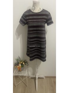   Rövid ujjú, enyhén bővülő szabású pulóver ruha. Anyagában csíkokkal mintázva.