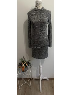   Melírozott, hosszú ujjú, testhezálló miniruha, mely magasított nyakkal rendelkezik.