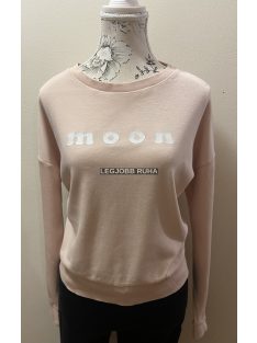   Rövid fazonú pulóver " Moon" felirattal díszítve.
