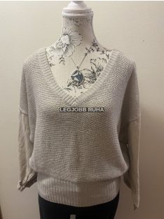   Lezser fazonú kötött pulóver, v-kivágással. Len anyagú ujjakkal.
