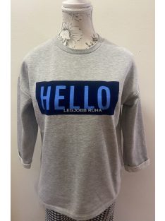   3/4-es ujjú, kerekített nyakú pulóver, “hello” felirattal.