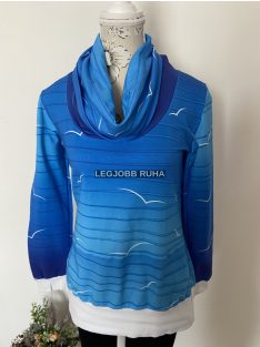   Garbós nyakú pulóver, anyagában fecske mintával kombinálva.
