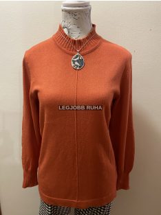   Lezser szabású, garbós, kötött pulóver, anyagában szőtt csíkkal kombinálva.