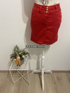Szűk szabású, színes farmer mini szoknya zsebekkel.