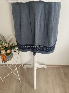   Harang szabású, térdig érő farmer szoknya, aljánál hímzett résszel.