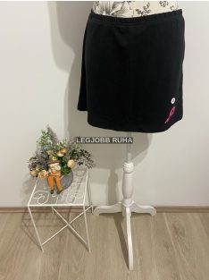 Gumis derekú, mini szoknya nadrág.