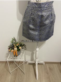 Anyagában szőtt mintás, szűkített mini szoknya.