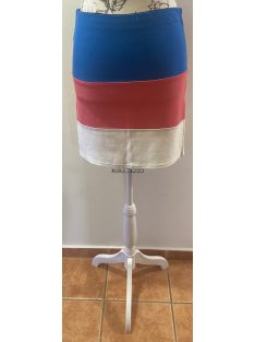   Anyagában színes, csíkos fazonú mini szoknya, szűk szabással.