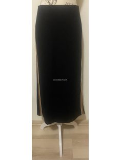   Gumis derekú, egyenes szabású maxi szoknya, oldalán barna, fehér csíkkal.