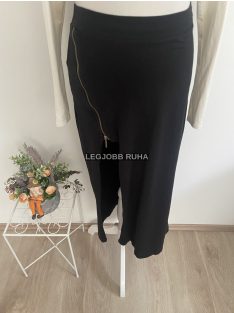   Gumis derekú maxi szoknya, elől felvágva, cipzárral kombinálva.