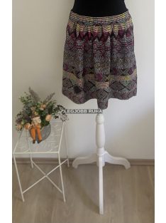   Harang szabású, mini szoknya, anyagában mintás-színes fazonban.