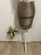 Testkövető fazonú, ceruza szoknya, anyagában csíkozott mintázattal.