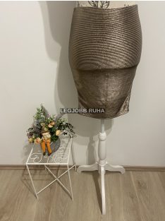   Testkövető fazonú, ceruza szoknya, anyagában csíkozott mintázattal.