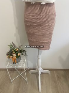   Egyenes szabású, mini szoknya, anyagában mintás fazonban. 
