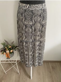   Derekánál gumírozott, pliszírozott maxi szoknya, kígyóbőr mintával.