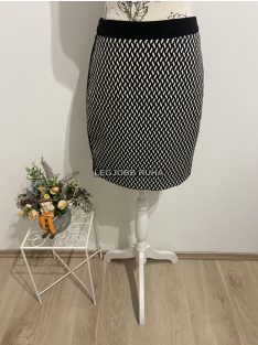   Anyagában kocka mintás miniszoknya, oldalt és derekánál fekete anyaggal. 