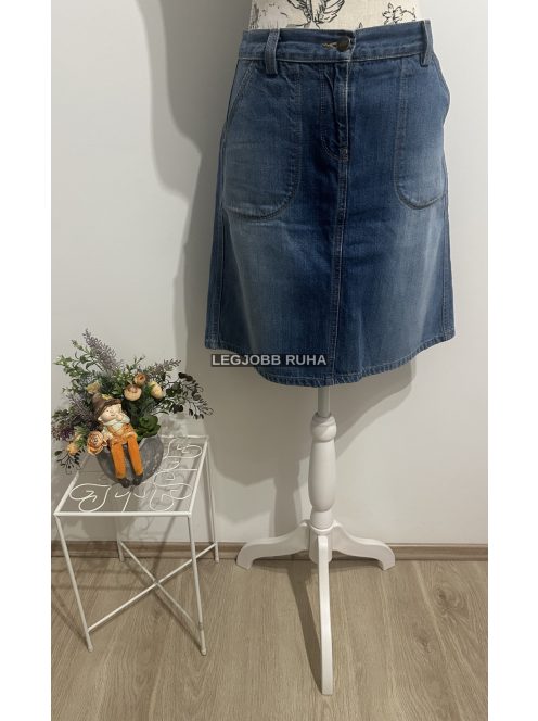 Térdig érő farmer szoknya, harang szabással. Zsebekkel az oldalán és a fenekénél.