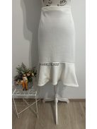 Elegáns vonalvezetésű, fodros aljú ceruzaszoknya, amely vastagabb anyagból készült, hogy szépen kövesse az alakot.