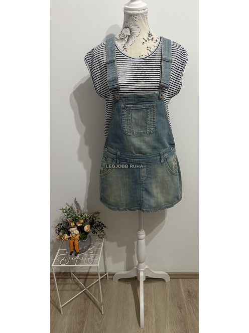 Klasszikus, kőmosott farmer szoknya, kantáros fazonban, állítható pántokkal.