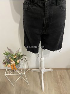   Magas derekú, színes térdi érő farmernadrág rojtos aljjal. 