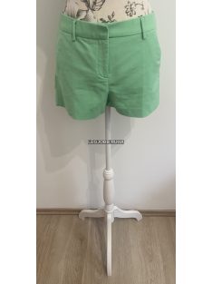Elegáns vonalvezetésű sort nadrág.