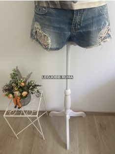   Csípő fazonú farmer sort, csipke aljjal és virág mintás zsebbes belsővel.