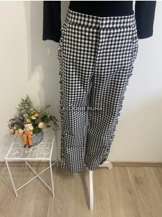   Magas derekú, anyagában sakk mintás, egyenes szárú elegáns nadrág, oldalánál fodrozással.