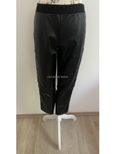   Elől lakk hatású leggings, oldalában esüstözött-fekete csillogós varrással.