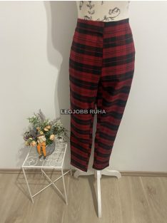   Magas derekú leggings, anyagában kockás mintával. Elől zsebekkel díszítve.