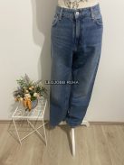 Magas derekú, enyhén koptatott fazonú farmernadrág, egyenes szárral.