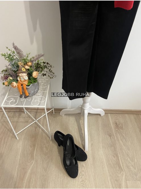 Farmer hatású , elegáns szabású capri nadrág.
