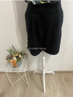   Magasított derekú elegáns szabású tapadós nadrág, térdig érő fazonban. 